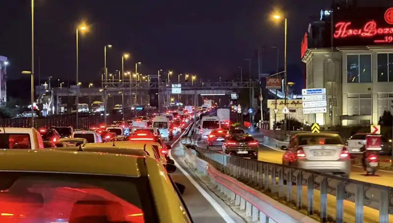 Yenibosna Metrobüs Yaya Üst Geçidinde Sıra Dışı Çalışmalar Başladı