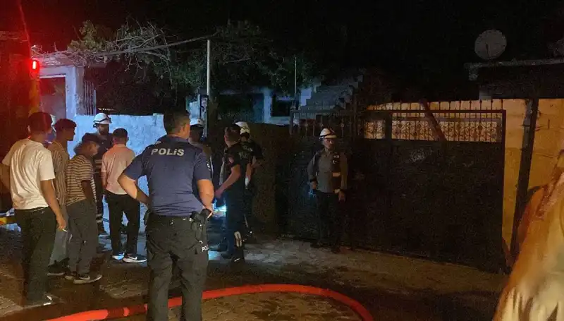 Ailesinin Evini Yakan Genç, Linçten Son Anda Kurtarıldı!