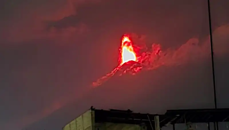 Fuego Yanardağı Patladı: Binlerce İnsanı Tehdit Eden Tehlike