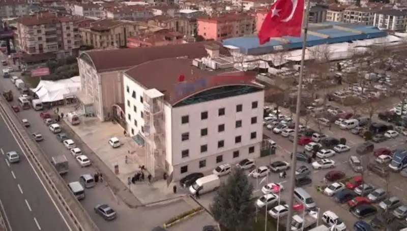 Deprem Riski: Özel Hastaneye 'Deprem Mührü' ve Perde Betonları Tartışması