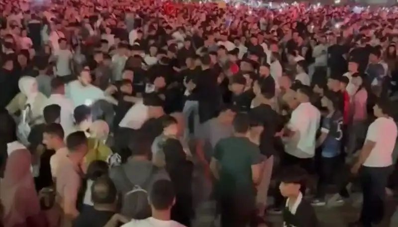 Konser Alanında Bıçaklı Kavga: Üç Kişi Yaralandı, Olay Yeri Kaosa Döndü