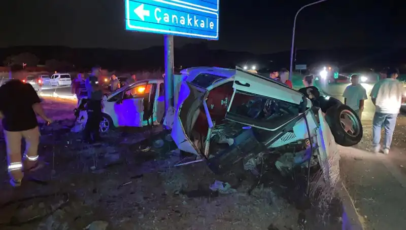 Çanakkale'de Otomobil Kazası: Yaralılar Hastaneye Kaldırıldı