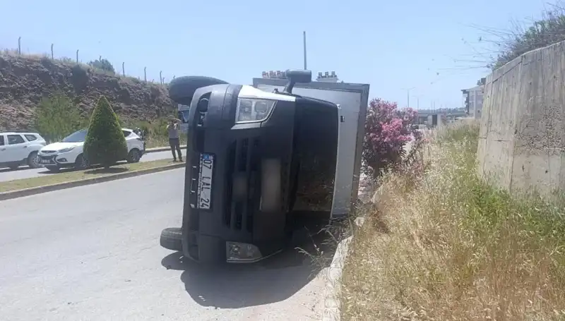 Hafif Ticari Araçla Çarpışan Kamyonet Devrildi, Olay Anı Şaşkınlık Yarattı