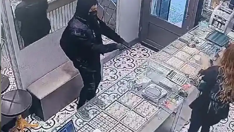 Soygun Girişiminde Şaşırtan Kaza: Dolaba Takıldığı An!