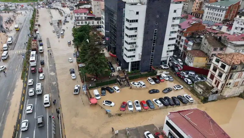 Trabzon'da Sel Felaketi: Çamur İçinde Kayıp Kişi Aranıyor