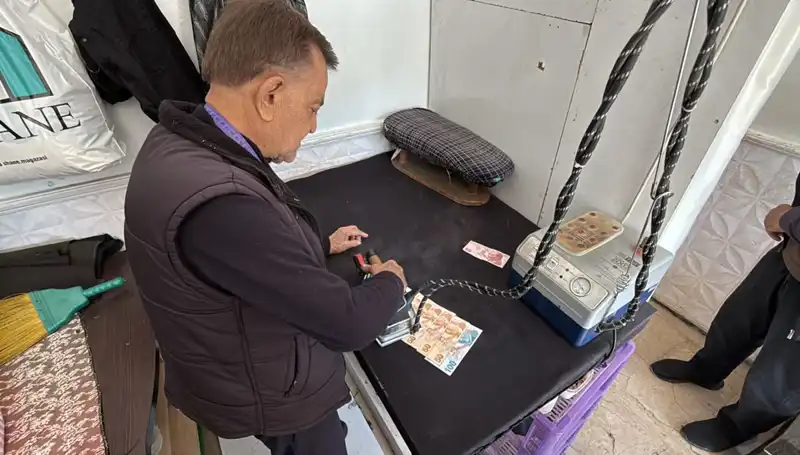 47 Yıllık Terzi Ahmet'ten Eşsiz Yöntem: Paraları Ütüleyerek Düzgün Hale Getiriyor