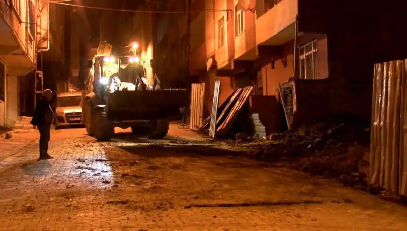 Bağcılar'da Yana Yana Eğilen Bina Acil Olarak Boşaltıldı, Tehlike Büyüdü