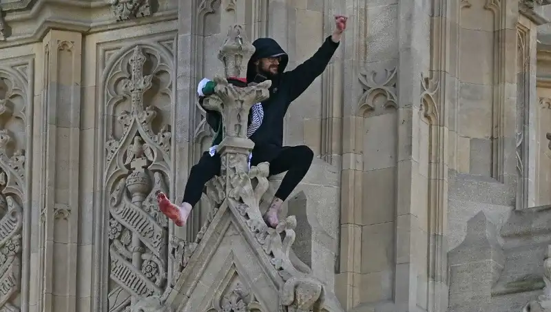 Londra’da Filistin Bayrağıyla Big Ben’e Tırmanıldı, Protestolar Yükseliyor!