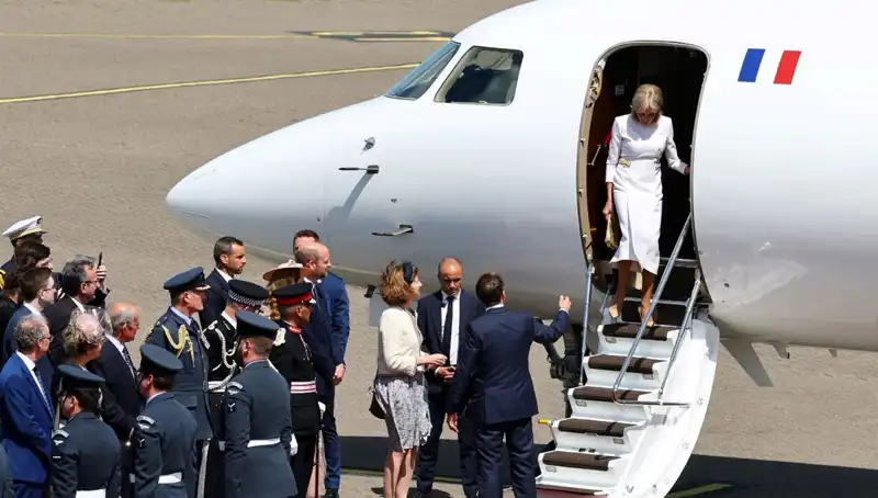 Eşi Brigitte Macron’un Elini Havada Bıraktı, Sebebi Ne?