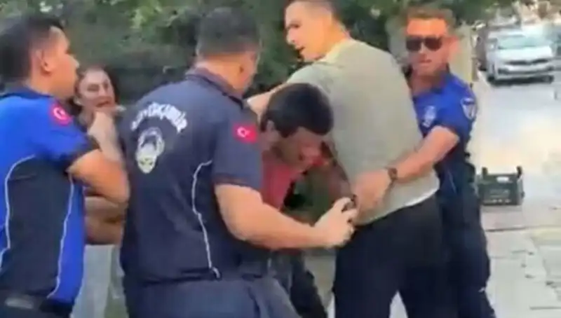 Seyyar Satıcıya Sokakta Yapılan Dayak Olayı Tartışma Yarattı