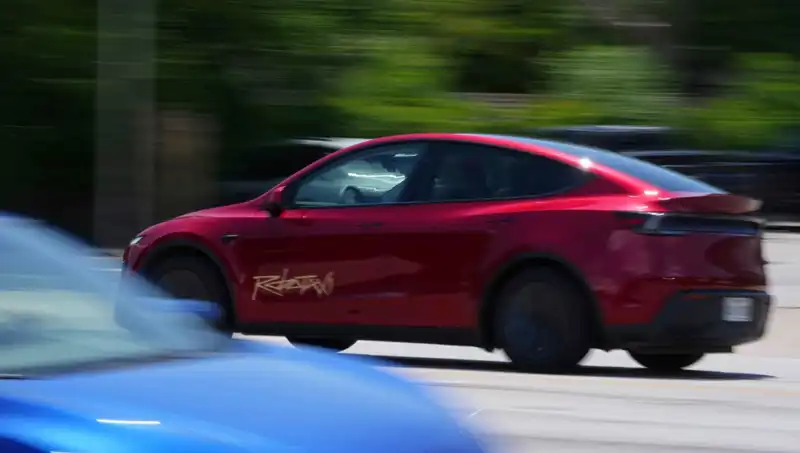 Tesla'nın Robotaxi Denemesi: Hız Sınırını Aşarak Dikkat Çekti