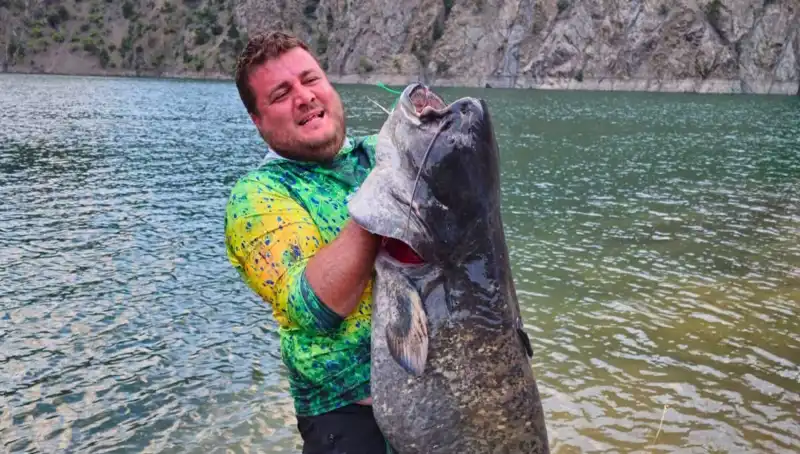 Amatör Balıkçılar Baraj Gölünde 100 Kilo Ağırlığında Devasa Balık Yakaladı