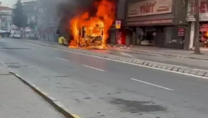 Ümraniye'de Korkutan Yangın: Mahalleyi Sarardı, Alevler Kontrol Altına Alındı