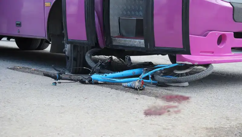 Hayalinin Peşinden Giden Çocuğun Talihsiz Kazası: Bisikletle Otobüs Altında Kaldı