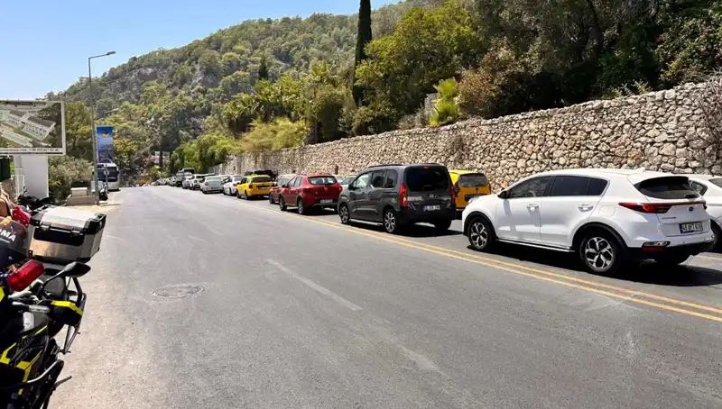 Fethiye-Ölüdeniz Yolunda Tatilci Yoğunluğu: Üç Kilometrelik Kuyruk Oluştu!
