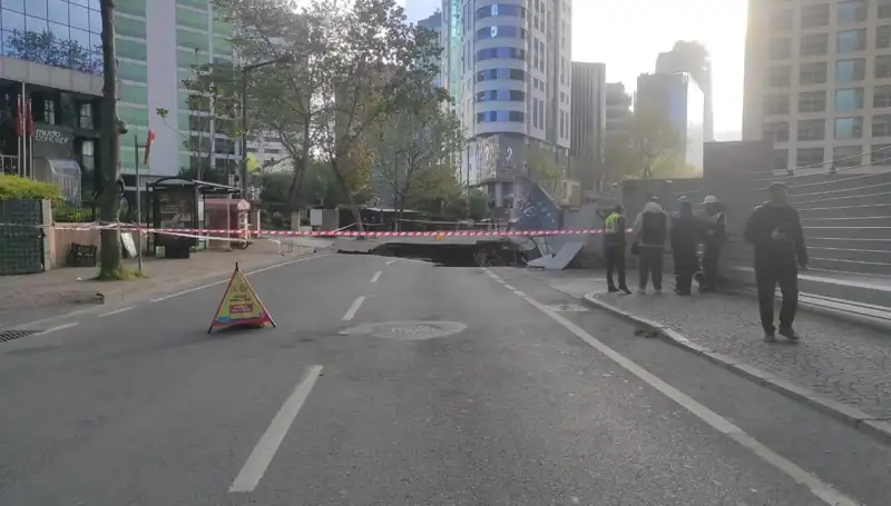 Sarıyer’de Beklenmedik Yol Çökmesi: Cadde Trafiğe Kapatıldı