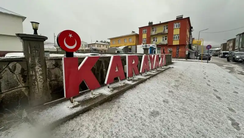 Temmuz Ayında Aniden Yağmaya Başlayan Kar, Sürücüleri Şaşkına Çevirdi