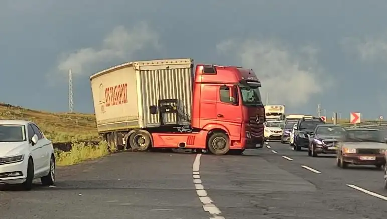 Uzun Araç Kuyrukları: TIR Kaydı ve Yol Kapatma Krizi