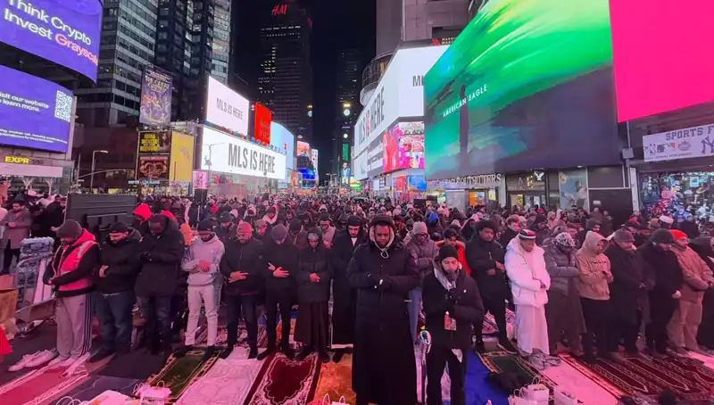 New York Times Meydanı'nda İlk Teravih Namazı Coşkusu