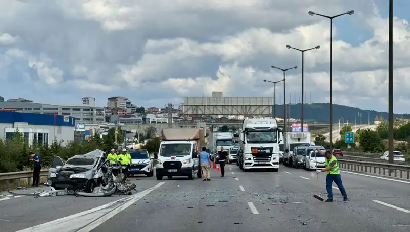 Otoyolda Korkutan Kaza: Üç Kişi Araçta Sıkıştı, Trafik Durma Noktasına Geldi
