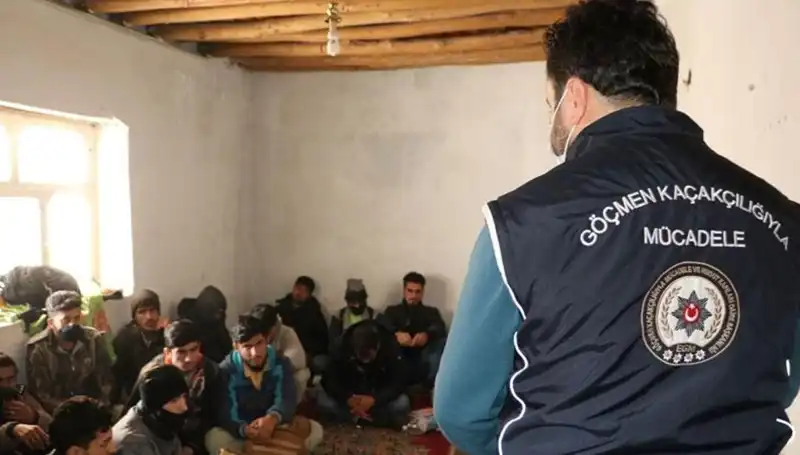 Edirne ve Kırklareli’nde Düzensiz Göçmen Operasyonu: 17 Kişi Yakalandı