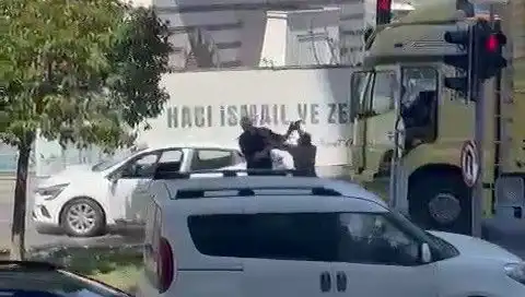 İstanbul Trafiğinde Çekiçli Dehşet: Olayın Arkasındaki Gizem Ne?