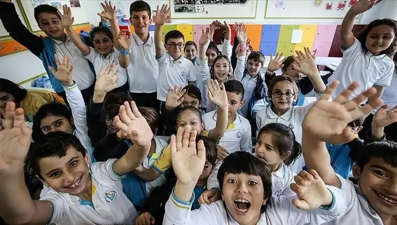 9 Günlük Tatilin Ardından Okullar Açılıyor: Öğrenciler Yeniden Sınıflarda!