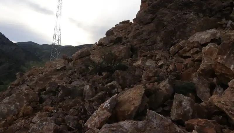 Erzurum'da Heyelan: Dev Kayalar Yolun Ulaşımını Kapattı
