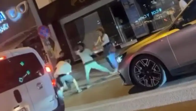 Cadde Boks Ringine Döndü: Sokaklarda Yumrukların Dansı