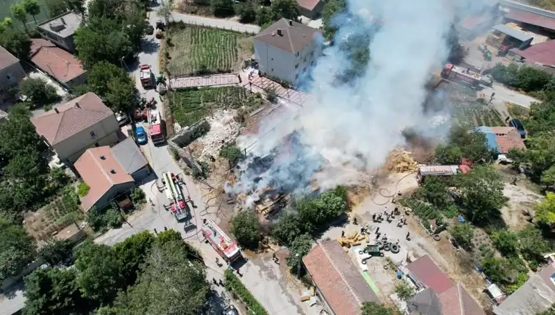 Arnavutköy'de Sıra Dışı Yangın: Saman Balyaları Kül Oldu