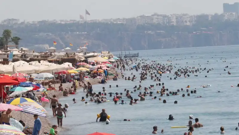Antalya'da Yaz Sıcacık Geçiyor: Deniz Suyunun Sıcaklığı Rekor Kırdı!