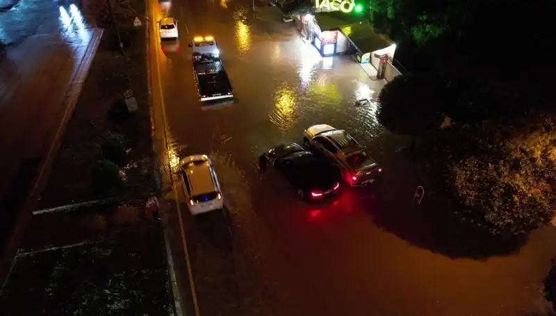 Adana'daki Sağanak Yağış Hayatı Olumsuz Etkiledi: Cadde ve Yollar Sular Altında