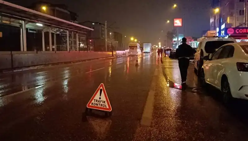 Bursa'da Kaza Sonrası Polis Ekibine Kamyonet Çarpması: Detaylar Ortaya Çıktı