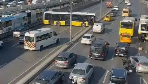 İETT Otobüsü İki Araca Çarptı: İstanbul'da Trafik Kaosu Başladı!