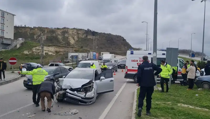 Sinop’ta Feci Trafik Kazası: Otomobiller Çarpıştı, Yaralılar Hastaneye Sevk Edildi!