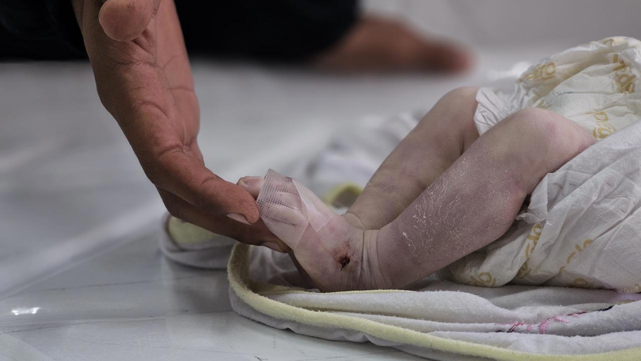 Gazze'de Aileler, Soğuktan Ölen Çocuklar İçin Nöbet Tutuyor