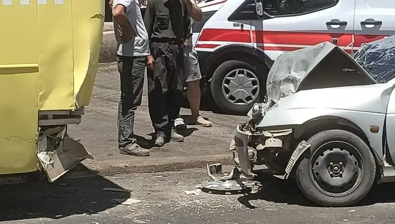 Halk Otobüsü ile Araç Çarpıştı: Şehirde Panik Anları