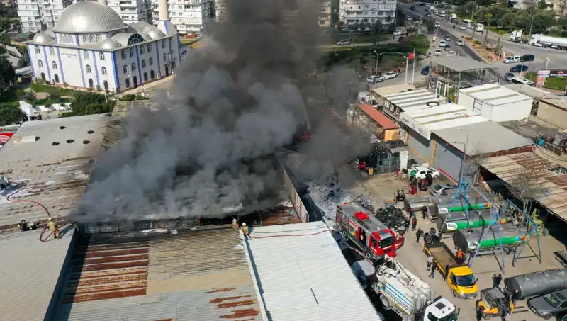 İzmir'de Oto Lastikçide Çıkan Yangın, İşletmeyi Korkuttu!
