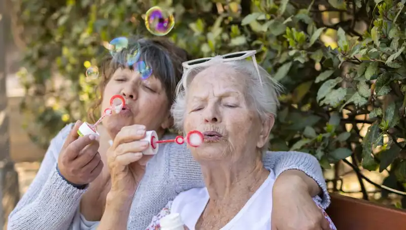 100 Yaşındaki İki Kadından Uzun Yaşamın Gerçek Sırrı: Diyet ve Egzersizin Ötesi