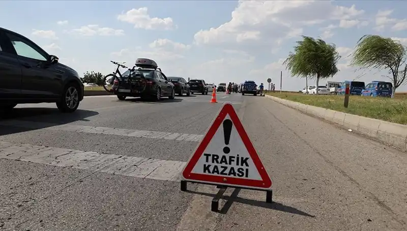 Adana'da Feci Kaza: Kamyon ve Otomobil Çarpıştı, Can Pazarına Dönüştü