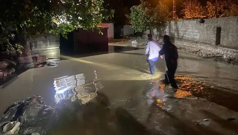 20 Dakikalık Yağmur Sel Baskınlarına Neden Oldu: 4 Ev Etkilendi