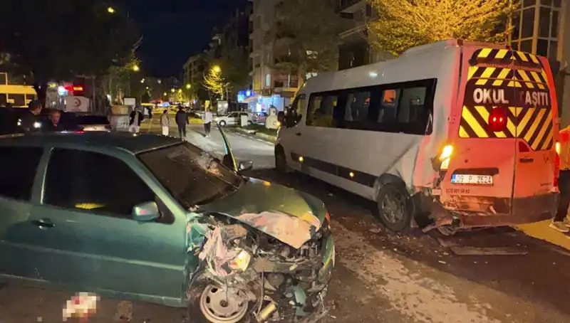 Otomobil Servis Minibüsüne Çarpınca 6 Kişi Yaralandı: Kaza Anı O Anı Yansıttı!