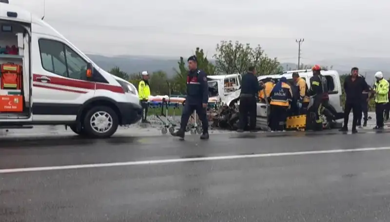 Denizli'de Feci Kaza: İki Araç Kafa Kafaya Çarpıştı, Çok Sayıda Yaralı Var