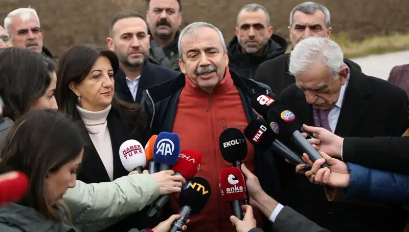İmralı'dan PKK'ya Sert Çağrı: Öcalan'ın Mesajı Ne Anlama Geliyor?