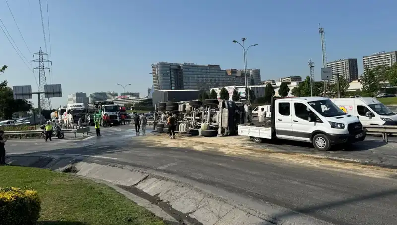 D-100 Yan Yolda Beton Mikseri Devrildi: Olayın Detayları ve Sonuçları