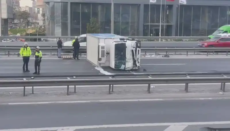 Basın Ekspress Yolu’nda Kan Terleten Kaza: Kamyonet Devrildi!