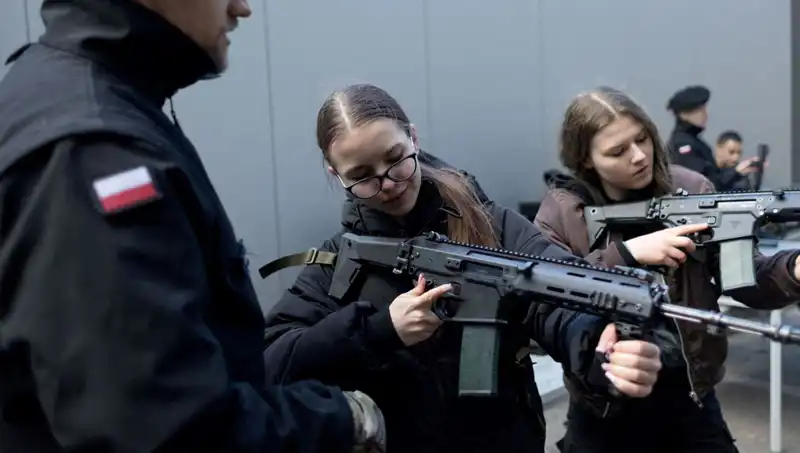 Polonya'da Savaş Hazırlığı: Siviller Askeri Eğitime Katılıyor