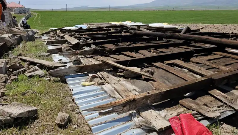 Bitlis’te Fırtına Korku Saçtı: Çatılar Uçtu ve Binalar Hasar Gördü