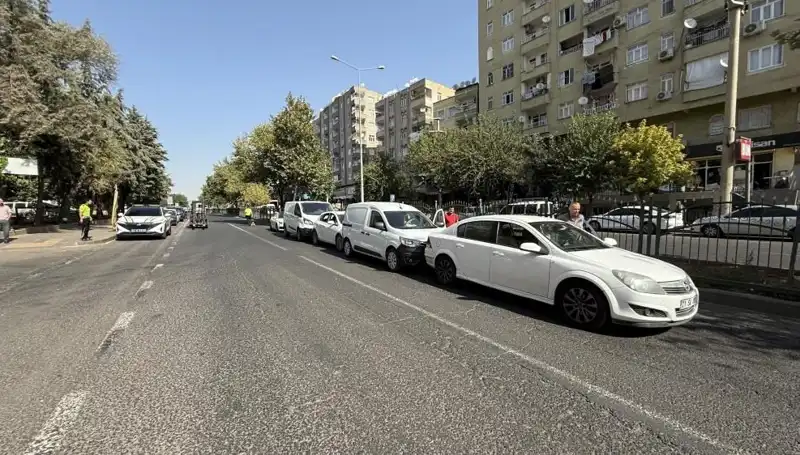 Diyarbakır’da Trafik Kazası: 5 Araç Çarpıştı, Şans Eseri Yaralanma Yok