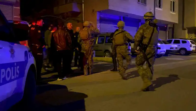 Balkondan Tüfekle Ateş Açan Şüpheli, Polis Gelince Kendini Kilitledi!